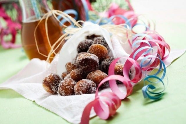 Kohta sitä saa! Herkullisia munkkeja ja simaa serpentiiniin kääriytyneenä.