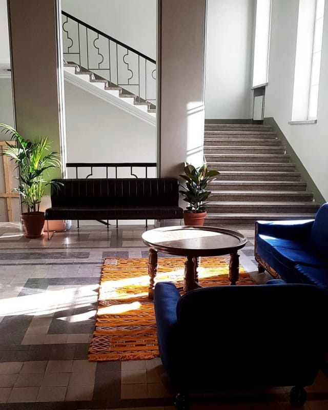 Menneiden aikojen tunnelman aistii jo eteisaulassa.