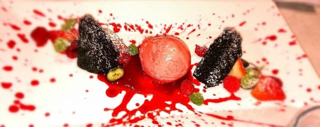 Suklaakakku ja vadelma -annos oli myös oikein kaunis