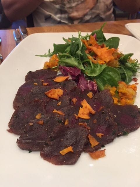 Riimisuolattua kauriinfileetä kauniisti tyrnien kanssa.