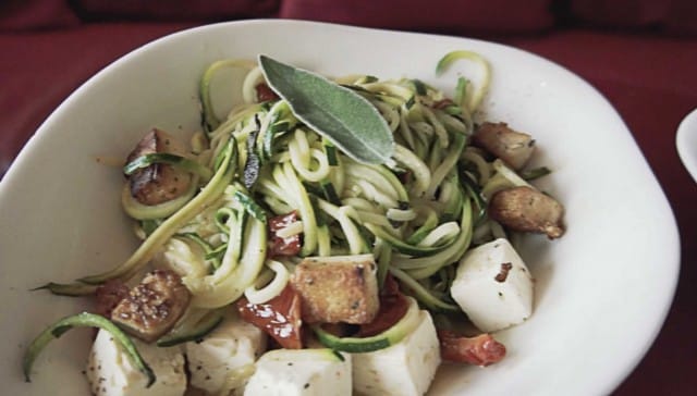 Zoodles alla Salvia -annoksen "pasta" on tehty kesäkurpitsasta.
