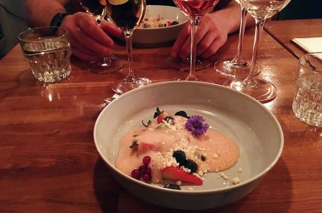 Marjoja sabayon-kastikkeen kanssa