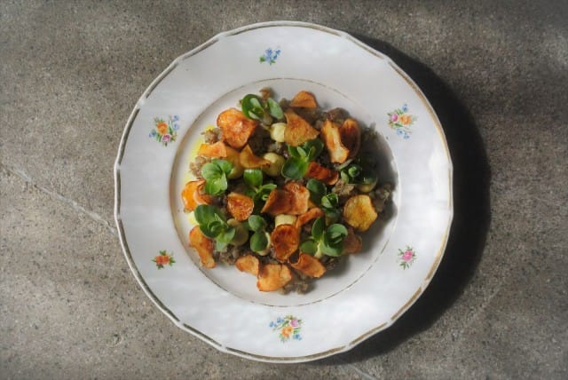 Kevään ensimmäiset maa-artisokat ovat päässeet jo lautaselle.