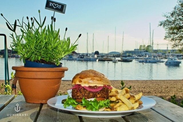 Uunisaaren á la carte -ravintolan annoksiin kuuluu muun muassa "tunteisiin menevä vegeburger".