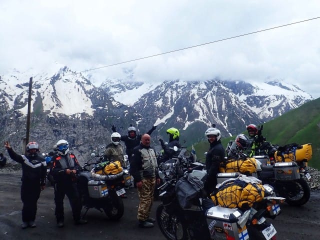 Charity Motorbikers -ryhmä Tiibetin ylängöllä yli 5 km korkeudessa. Hymyä riittää, vaikka matkalla on ollut loputtomasti haasteita.