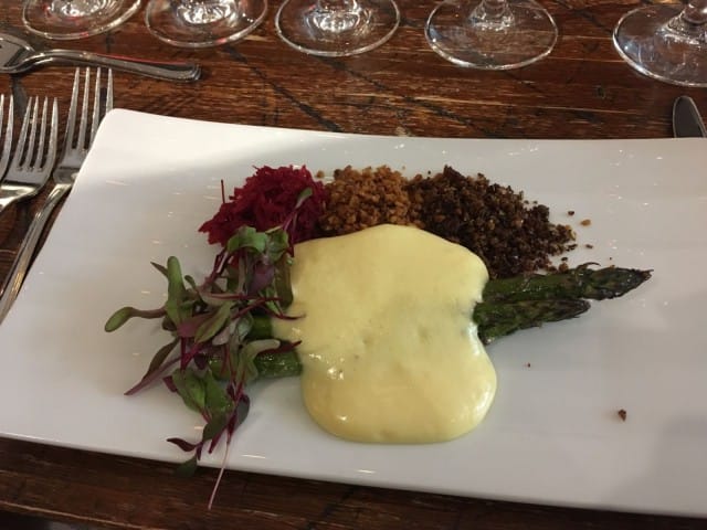 Keväinen parsa sopii erinomaisesti myös samppanjan kaveriksi. Fermentoitu porkkana, rapea maa-artisokka ja leipämuru tarjosivat makuja ja rakenteita, joiden kanssa samppanja sai aivan uusia ulottuvuuksia. Makuparina Lanson Green Label.