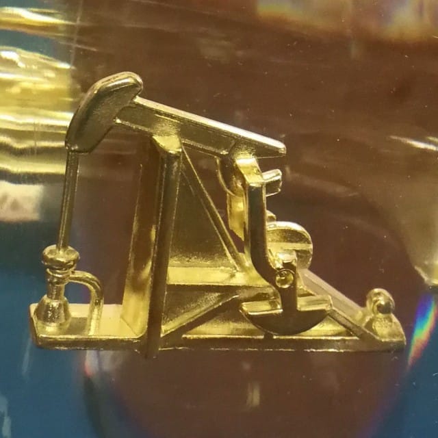 Hotellin aulassa oli kullattu öljypumppu veistos.