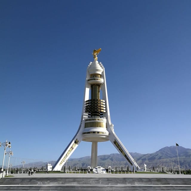 Saparmurat Niyazovin muistopatsaan kultaus maksoi 100 miljoonaa dollaria. Turkemenistan on hämmentävä maa.