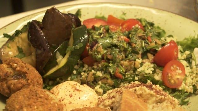 Vegan Wednesdayn mezelautanen Roots Kitchenin tapaan.