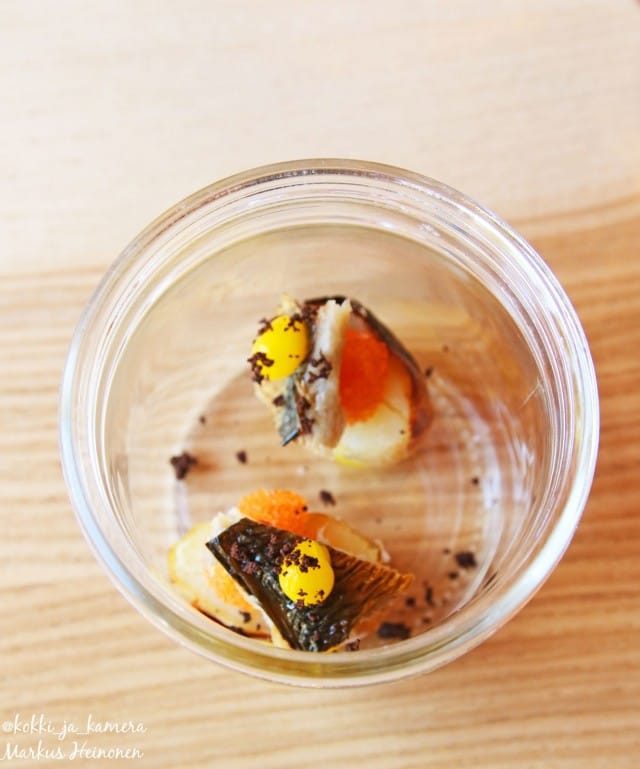 Amuse: Hiillostettua perunaa, keltuaiskreemiä, muikunmätiä ja savusilakkaa.