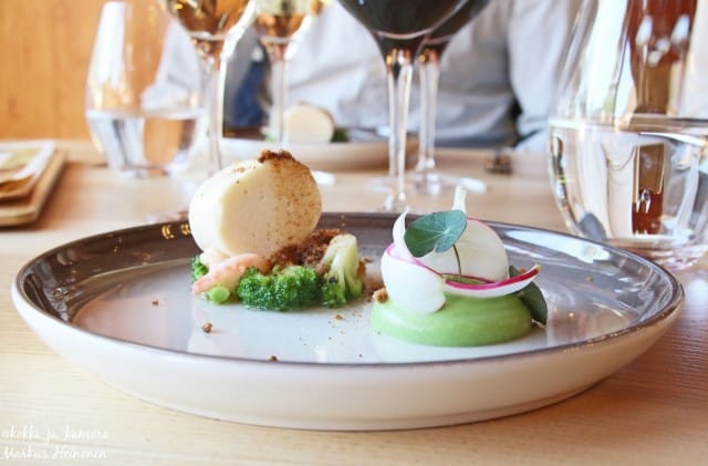 Väliruoka: Ahvenmureketta, savuparsakaalipyreetä, jokiravunpyrstöjä ja sitruunassa marinoitua parsakaalia.