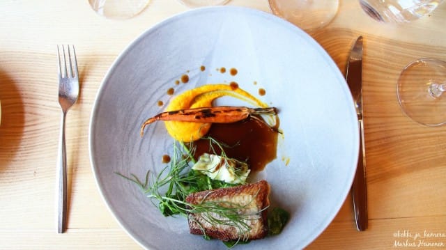 Pääruoka: Kuhaa, porkkana-inkivääripyreetä, rapuliemessä haudutettua porkkanaa ja tumma rapukastike.