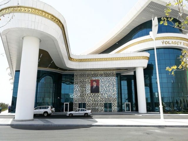 Turkmenistanin upouusi satamarakennus. Kaikki on viimeisteltyä, paitsi palvelu.