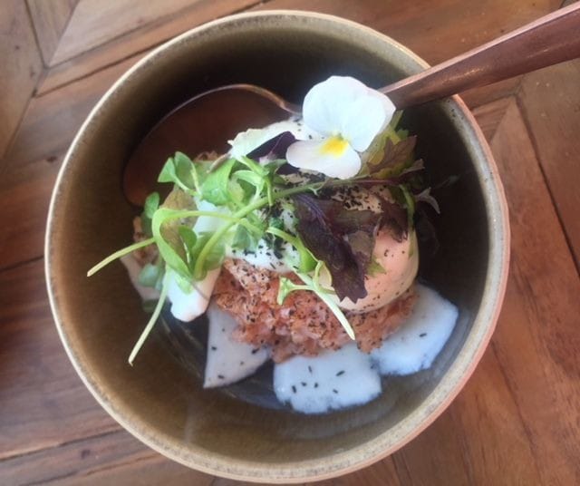 Grillattu lohitartar, maa-artisokkavaahtoa, poltettua tilliä ja jäädytettyä piimää.