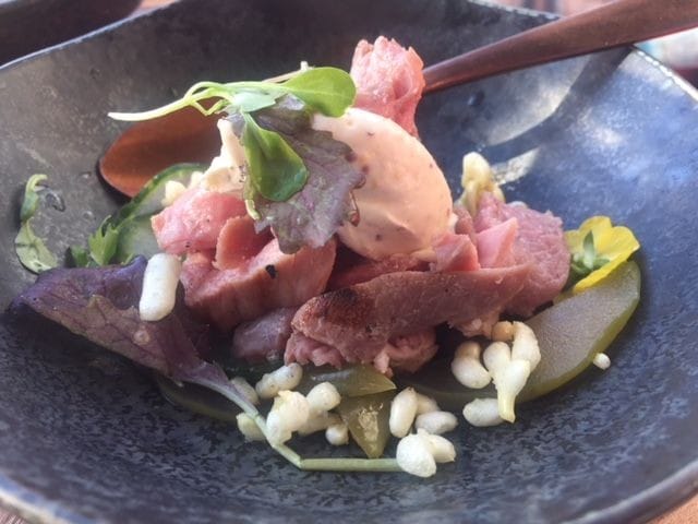 Savusuolattua karitsaa, pikkelöityä kurkkua ja omenaa, sinappimoussea ja rapeaa perunaa.