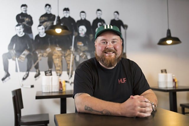 “Halusimme kunnioittaa Jyväskylän väkevää urheilujuhlaperinnettä ja olla samalla ravintolakonseptimme mukaisesti myös tuhma ja kapinallinen. Taiteilija Vesa Suksi maalasi Naughty BRGR Jyväskylän seinään 2.5 metriä leveän seinämaalauksen, joka näyttäy