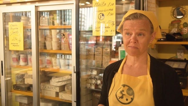 Lentävän lehmän juustokauppias Hanne Hirvonen on huomannut, että ihmisiä tulee Länsimetron ansiosta Espoosta asti.