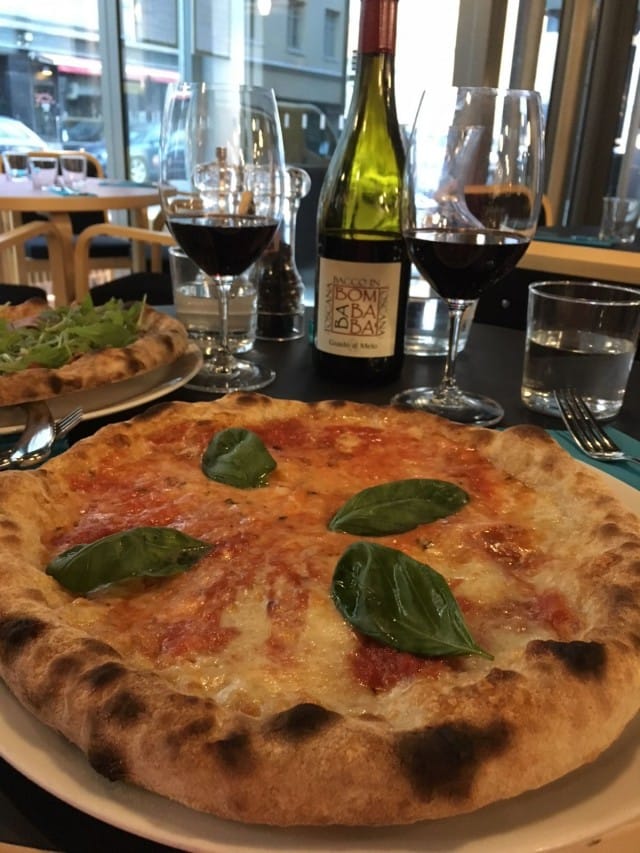 Klassikko Marherita sekä Bacco pizza, herkullisia molemmat.