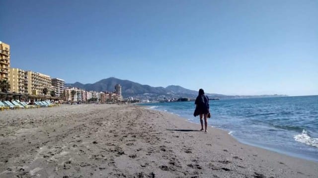 Katson autiota hiekkarantaa..