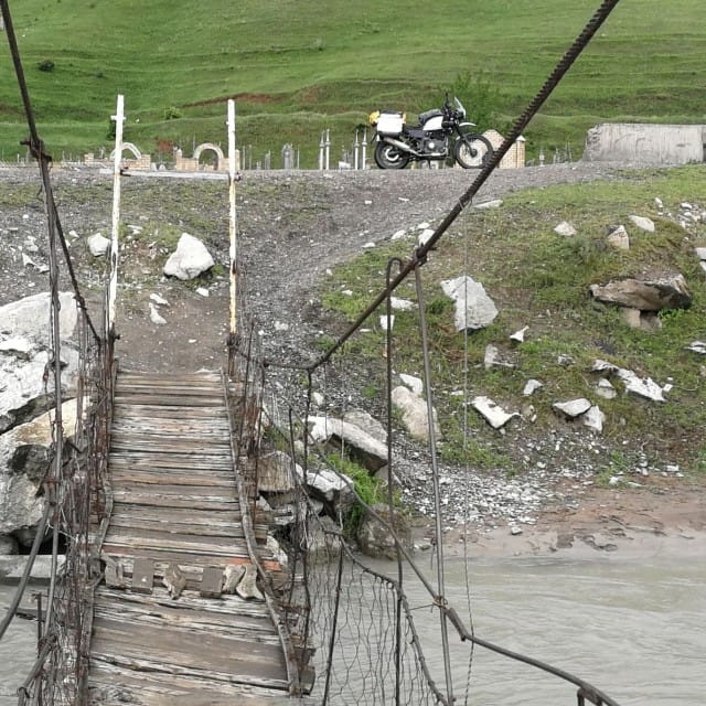 Royal Enfieldillä pääsi haastavammistakin paikoista. Uskaltaisitko ajaa tämän sillan?