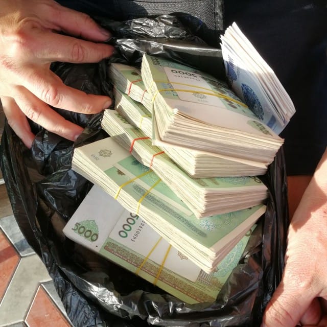 Uzbekistanissa oli vaikea nostaa rahaa ja saada bensaa. Yksi hotelliyö maksoi kokonaisen säkillisen rahaa ja senkin vaihdoimme pimeästi jossain koska pankista ei saanut.