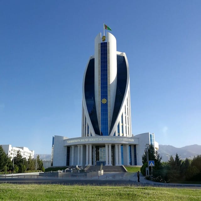 Maailmassa on rikkautta ja köyhyyttä. Kuva Turkmenistanista jonka totaalinen diktatuuri ja maassa jylläävä hyperinflaatio yllätti minut.