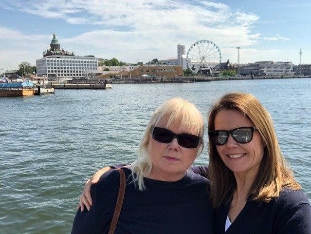 Siskokset Tarja Palomäki (vas.) ja Tuula Railonkoski avaavat uuden terassin merelliseen Helsinkiin.