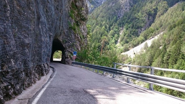 Alpeilla on hienoja teitä autoiluun, pyöräilyyn ja moottoripyörillä ajeluun