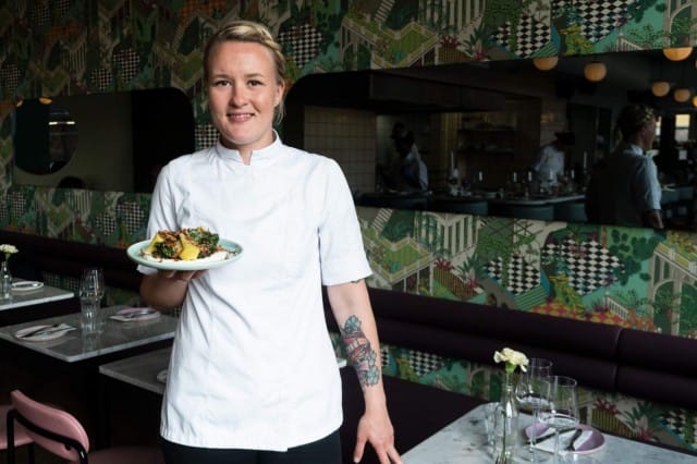 Keittiömestari Linnea Vihonen ei voisi kuvitella työskentelevänsä millään muulla alalla.