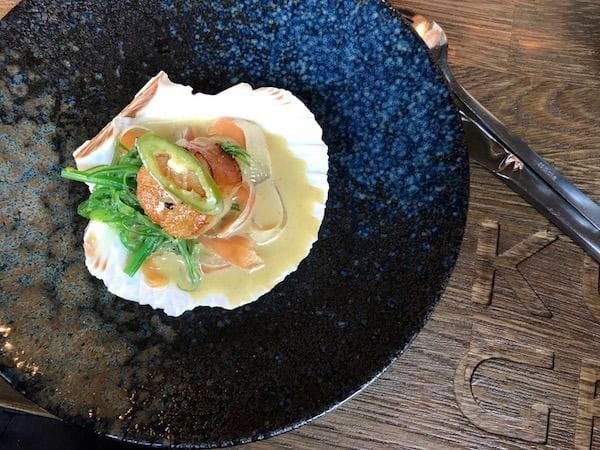 Kampasimpukkaa, papayasalaattia, chiliä ja korianteria