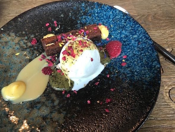 Suklaakakkua, passionhedelmäcurdia ja kookosjäätelöä