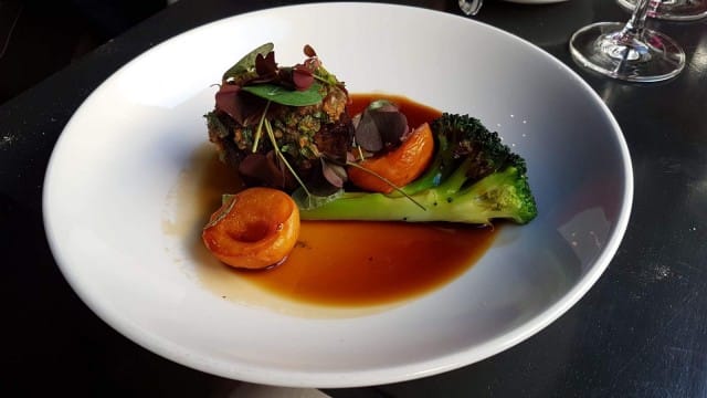 Ylikypsää naudan kieltä herkullisenvärisine lisukkeineen.