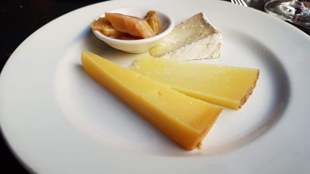 Juustoja sekä raparperia.