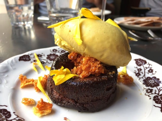 Voikukkajäätelöä ja siitepöly-canelés.