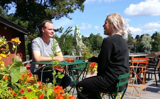 La Plagen aurinkoiselle terassille pääsee myös veneellä.