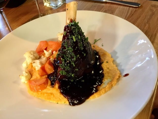 Pitkään haudutettu karitsanpotka juurespedillä.