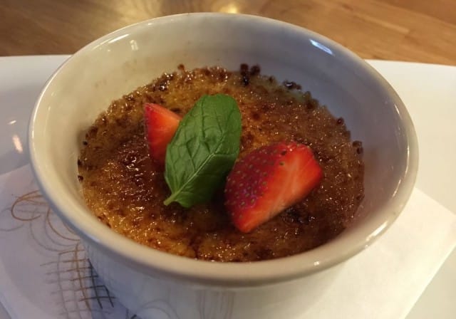 Crème Brûlée, mansikkaa ja minttua.