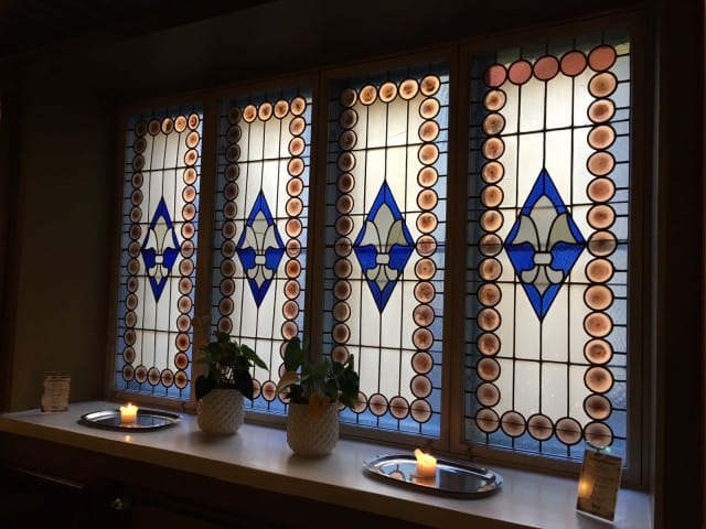 Teinin ikkunoita kaunistavat upeat lasimaalaukset.