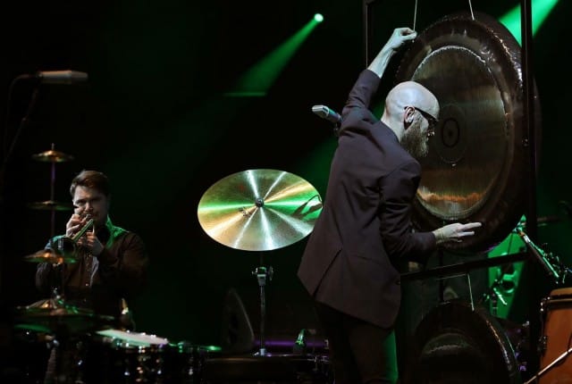 Verneri Pohjola ja Mikka Kallio säestävät Perttu Saksan Eläimen Kuva -dokumenttielokuvan festivaalien avajaisnäytöksessä.