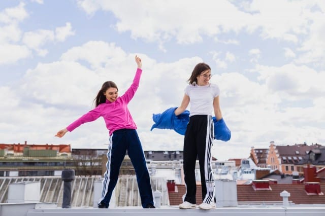 Pauliina Kittilä ja Jutta Salmela järkkäävät aamureivit Stockmannin kattoterassilla.