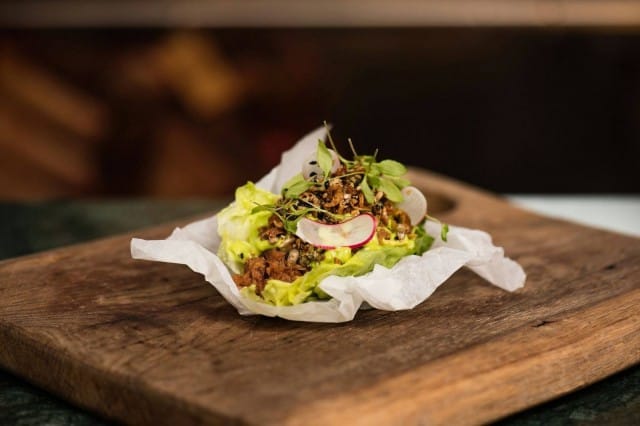 Meat District: Finnish Bossäm, 48 tuntia savustettua mangalitsaporsasta, piparjuurikimchiä,karhunlaukkamajoneesiä ja sipulisiemenmysliä.