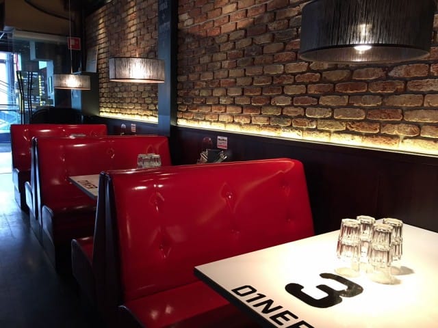 Ravintolan jenkkityylinen sisustus.