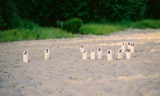 Mölkky on suosittu piha-, mökki- sekä puistopeli.