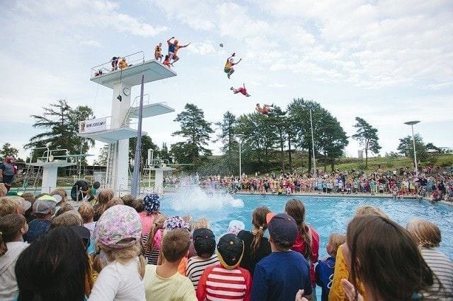 Koko perheen tapahtumassa pellet lentelevät hyppytornista mitä hullunkurisimmilla tavoilla.