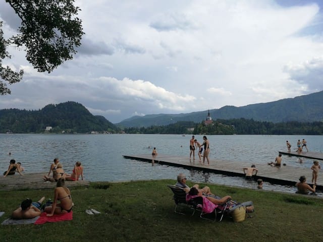 Bled on järven rannalla ja vastarannalla on mukava uimaranta. Järven keskellä olevassa saaressa on kirkko minne pääsee veneellä tai uimalla. Vesi on hämmentävän sinistä. Kuvaa ei ole käsitelty.