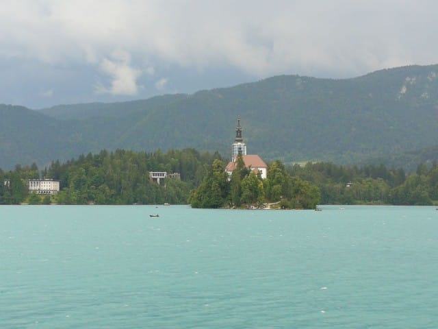 Bledin saareen pääsee veneellä, suppaamalla tai vaikka uimalla.