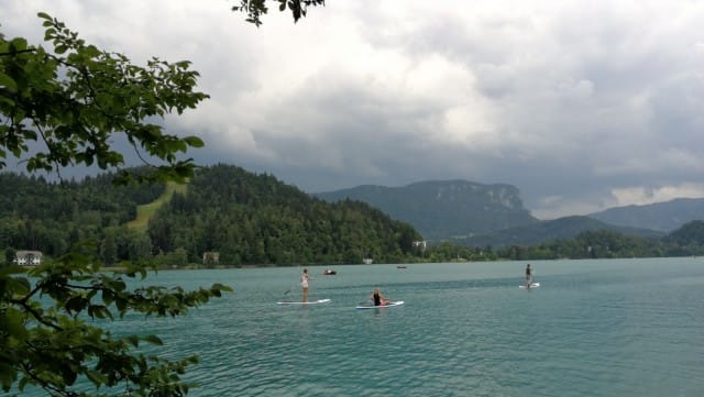 Järvessä on hyvä uida, kalastaa tai vaikkapa suppailla.