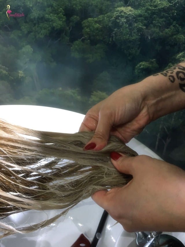 Kakkosvaiheen Olaplex-aine työstettiin ja kammattiin hiuksiin tasaisesti