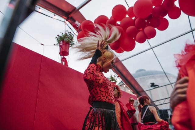 Red Gardenin punaiset bile-eläimet pitävät huolen tunnelmasta.