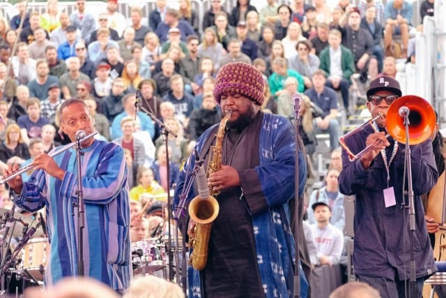 Kamasi Washingtonin bändi soittaa uskomattoman hyvin yhteen.